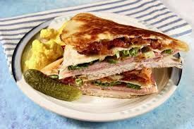 Habashtkanat sandwich with a whole egg