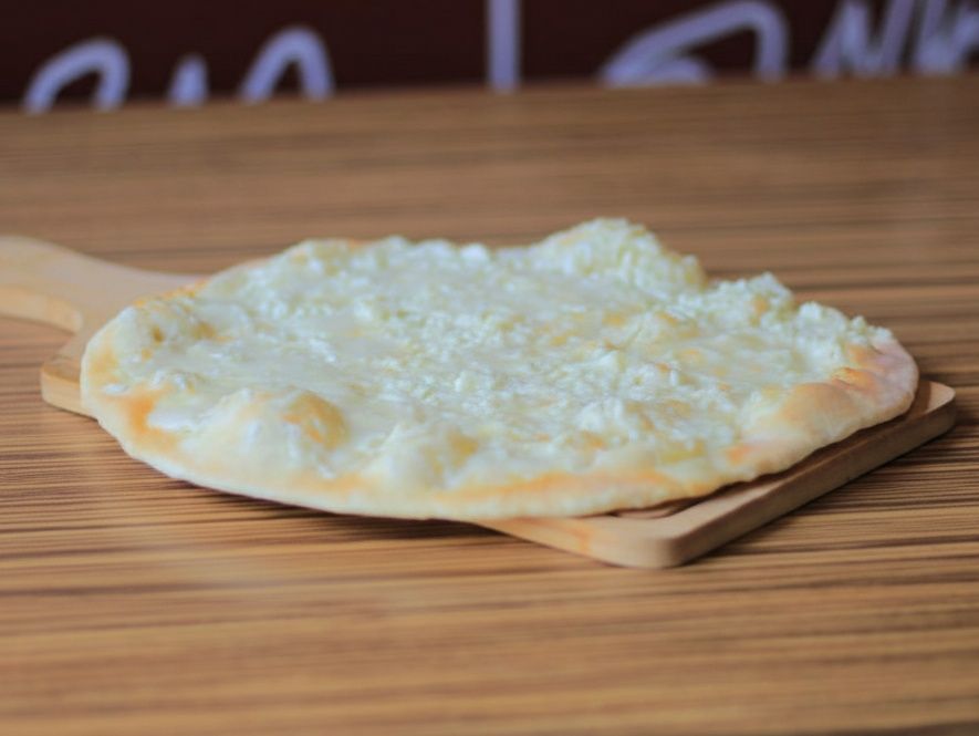 Mixed cheese manoucheh