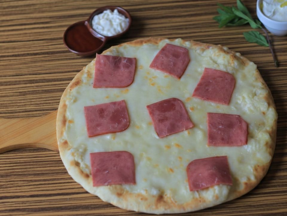 Cheese manouche with beef
