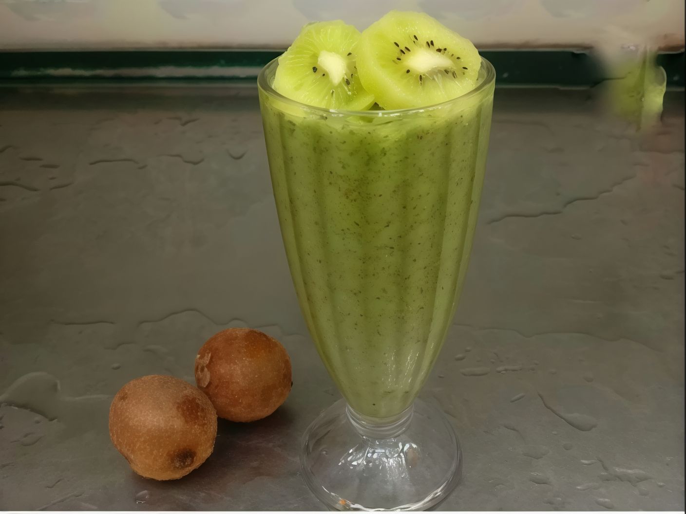 Kiwi juice with kiwi pieces