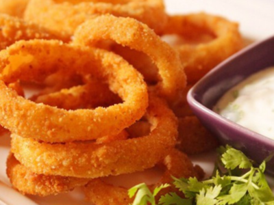 Onion rings with ranch sauce