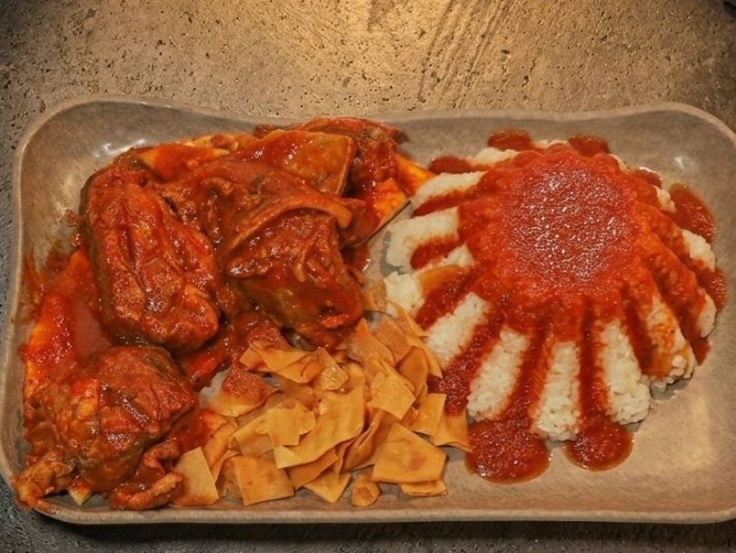 Fatteh Dish with Lamb Slices