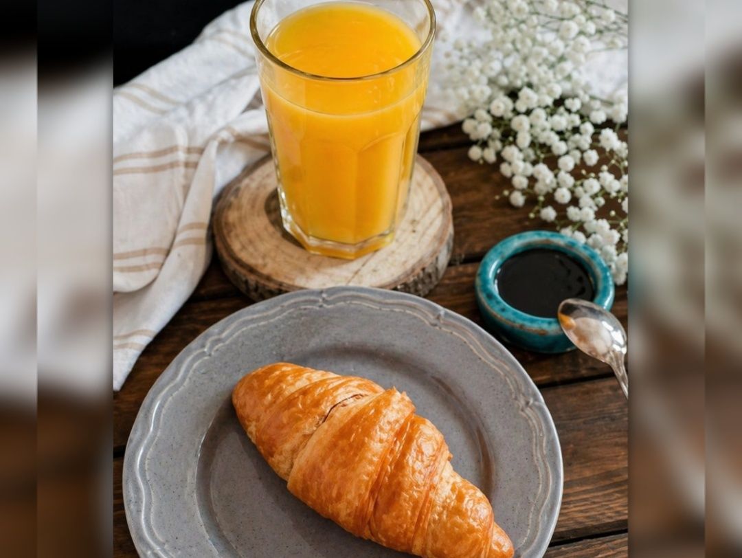 Croissant plain + Orange juice