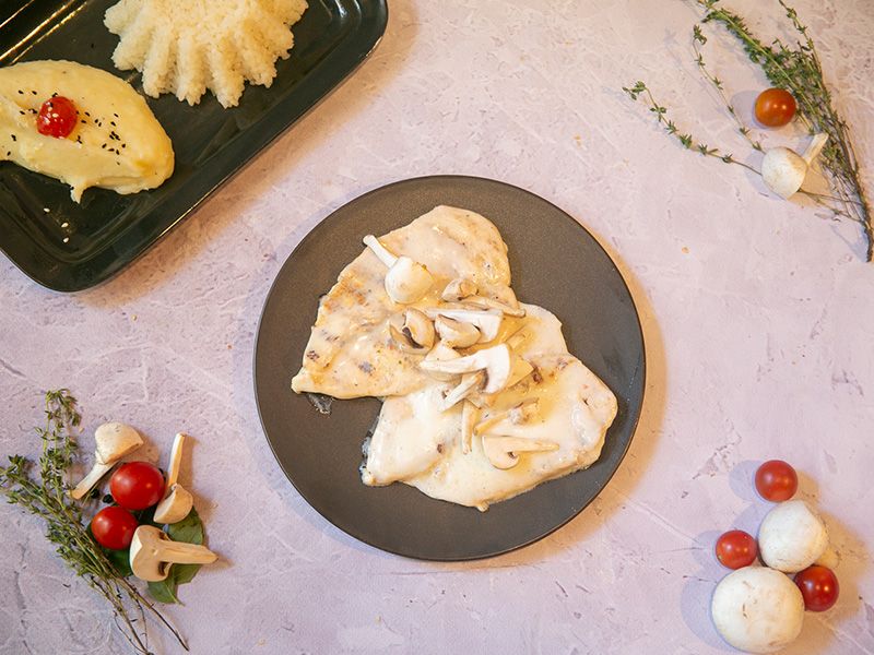 Grilled chicken platter with white mushroom sauce