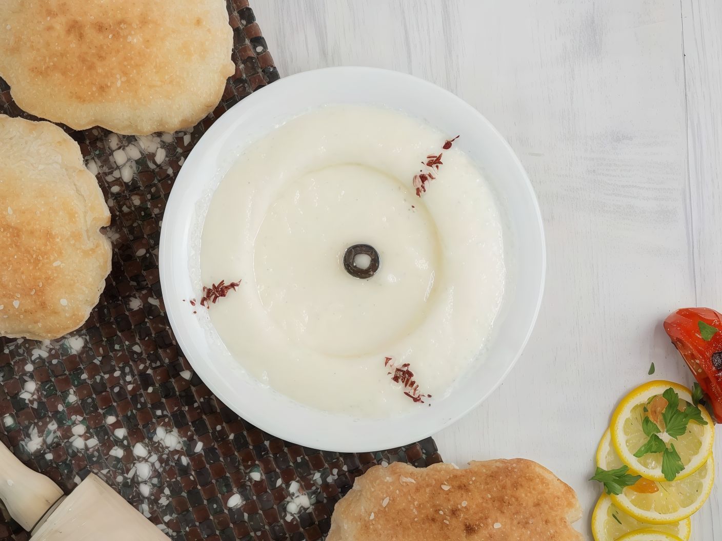 Garlic sauce salad