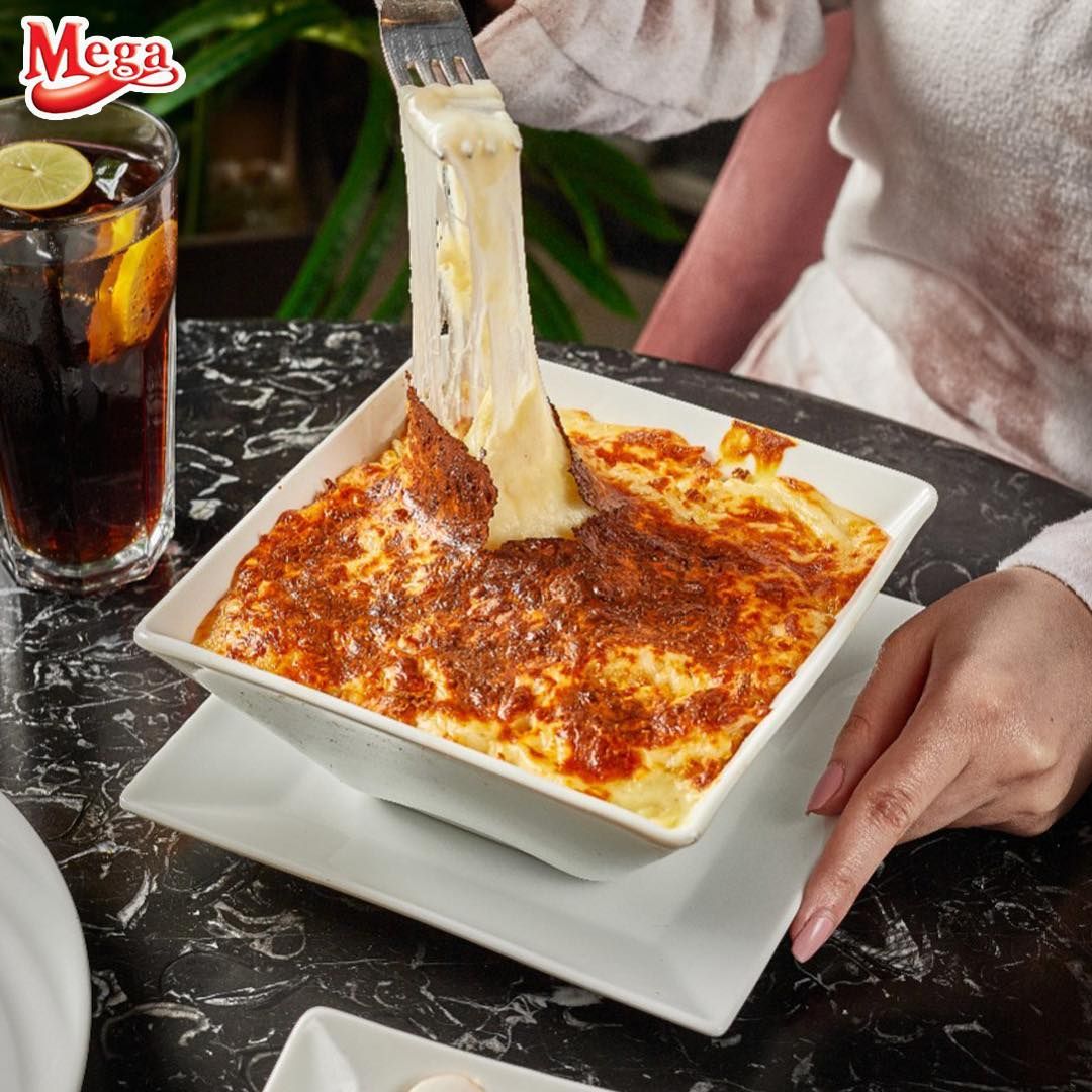 Adding mozzarella cheese to pasta