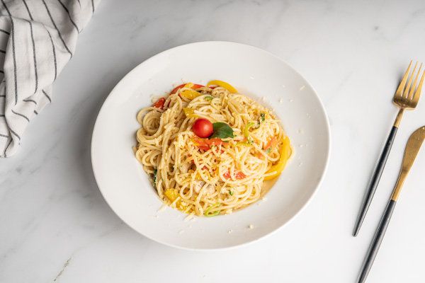 Spaghetti Al Sugo Bianco Con Straccetti Di Pollo