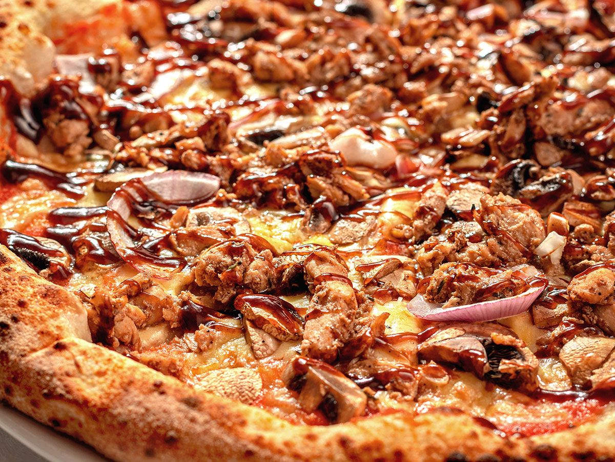 BBQ pollo and smoked cheese Pizza