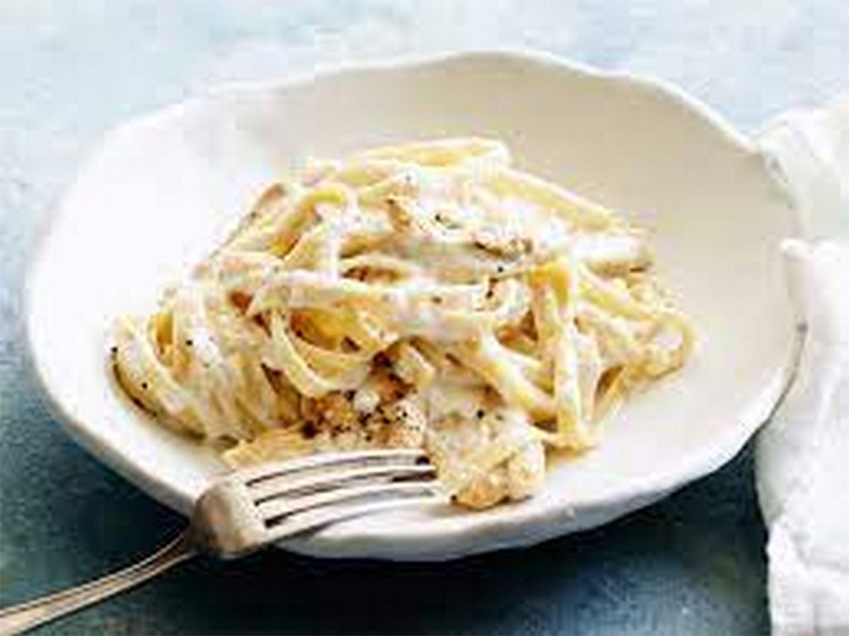 CHICKEN FETTUCCINE ALFREDO