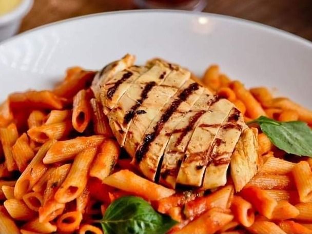 Chicken pasta with white sauce or tomato sauce