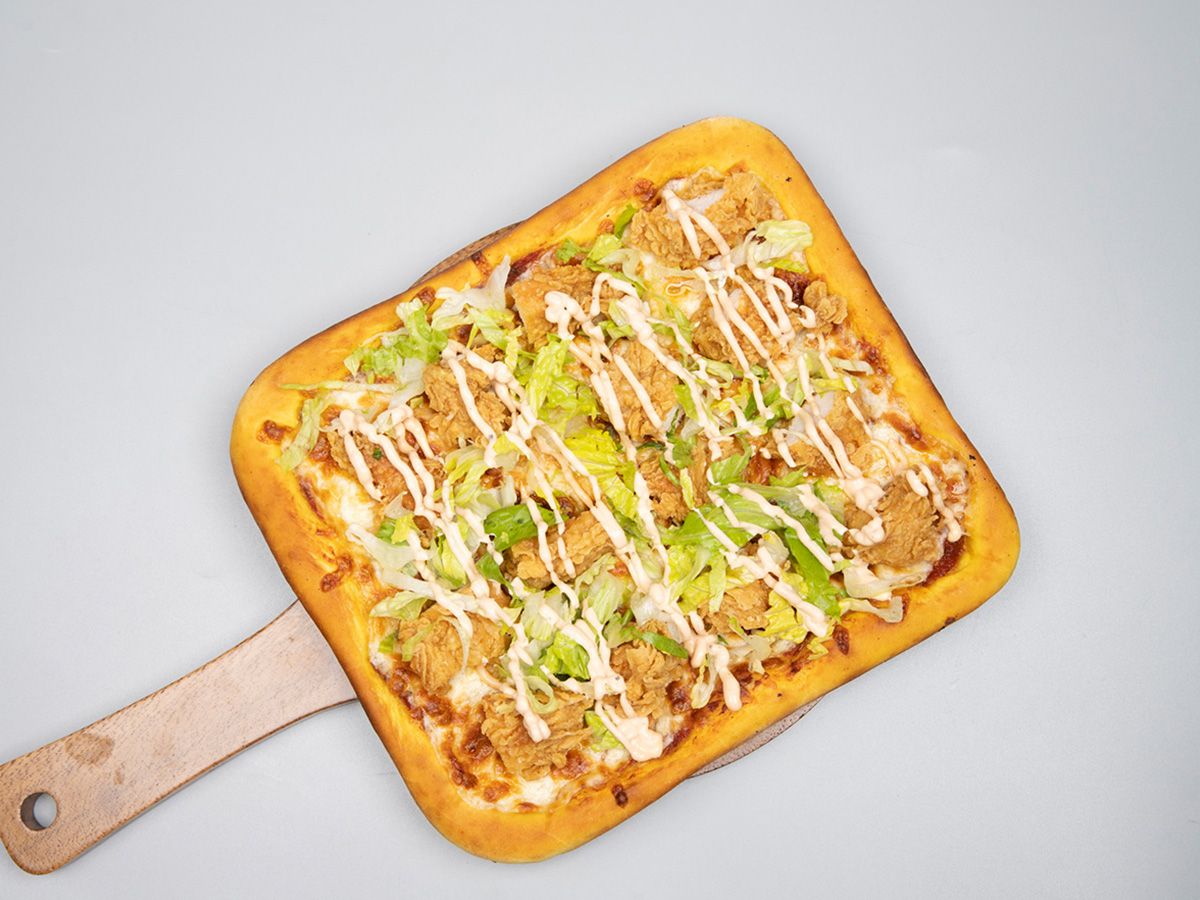 Chicken pizza ranchy sauce