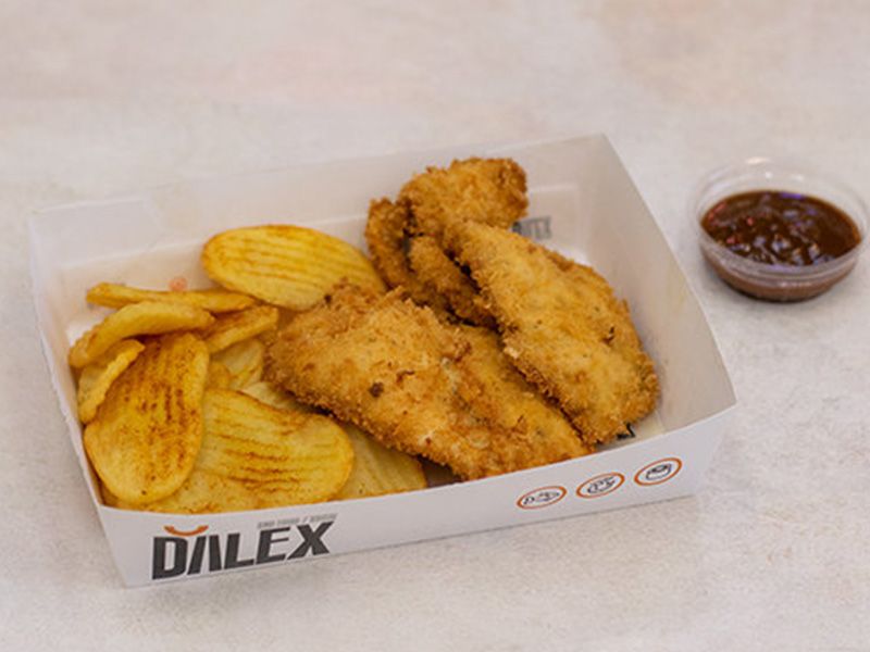Chicken and Chips served with paprika sauce
