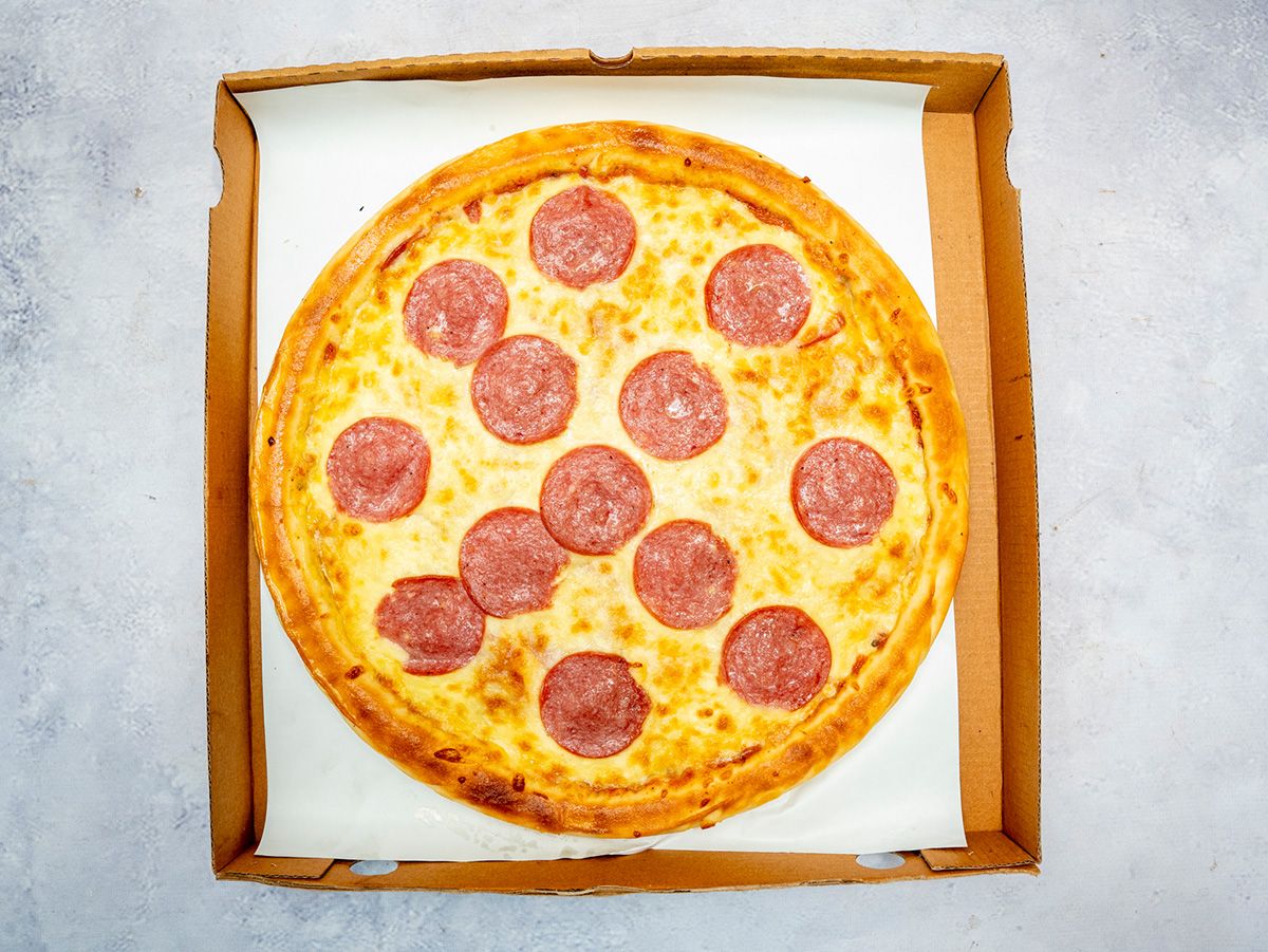 Salami pizza