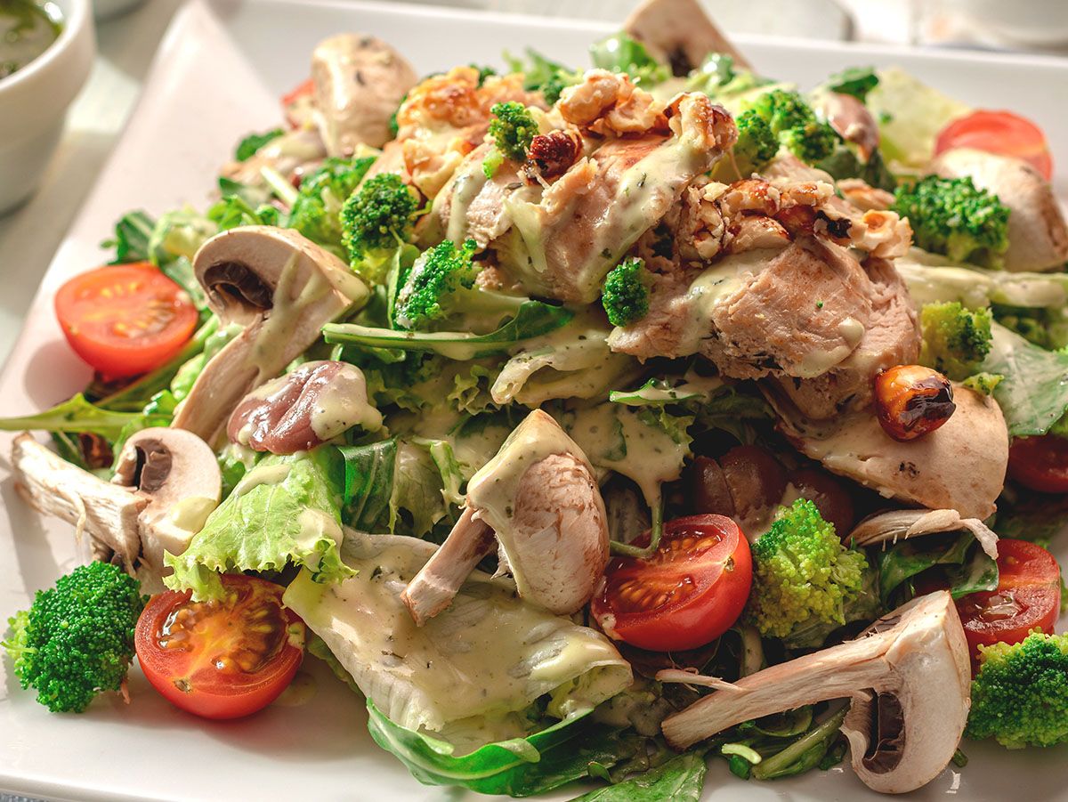 Grilled de pollo and mushrooms salad