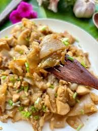 69. Kuay- Tiaw Radna Nue Kai (Chicken)