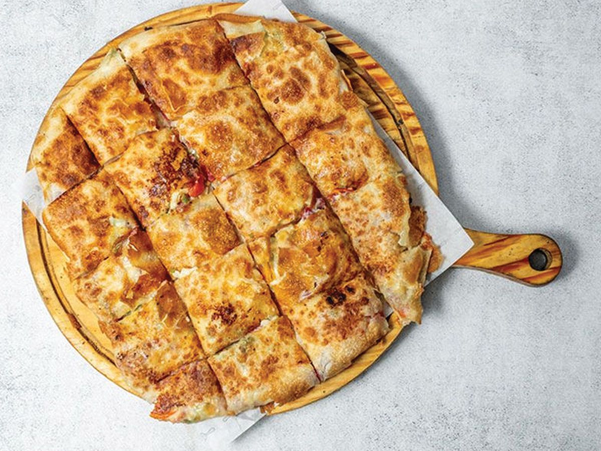 Large mixed chicken pie