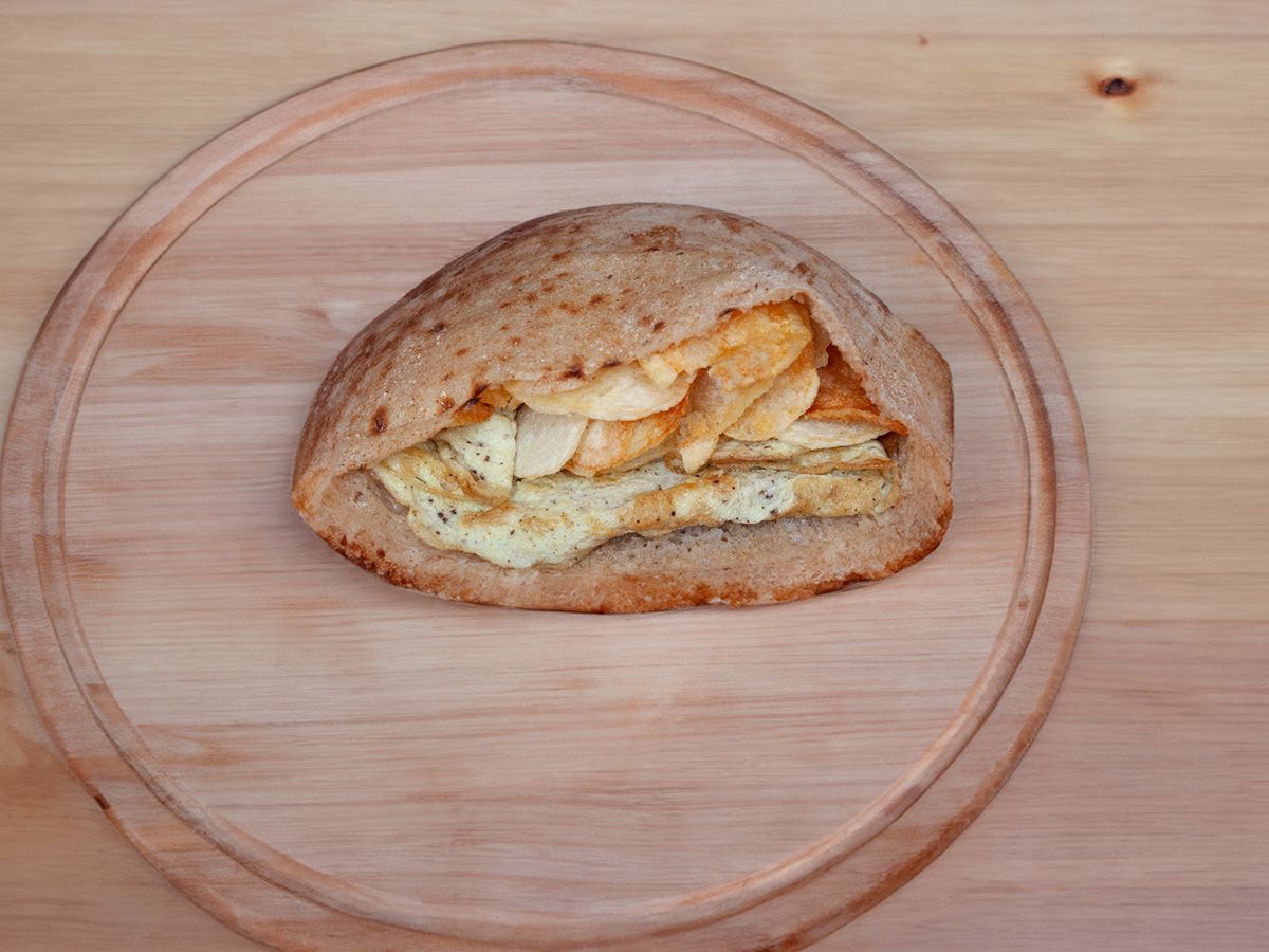 Chips sandwich with omelette