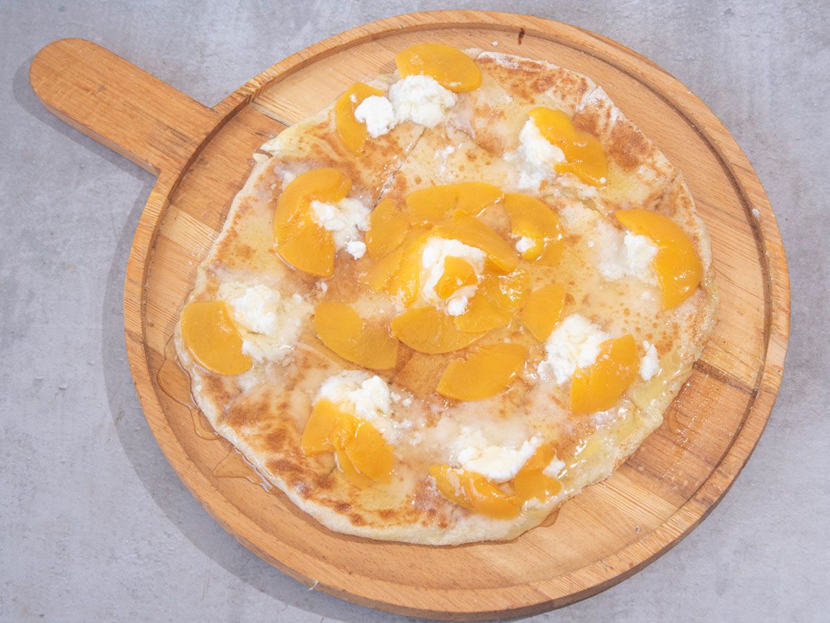 Qeshta pie with honey