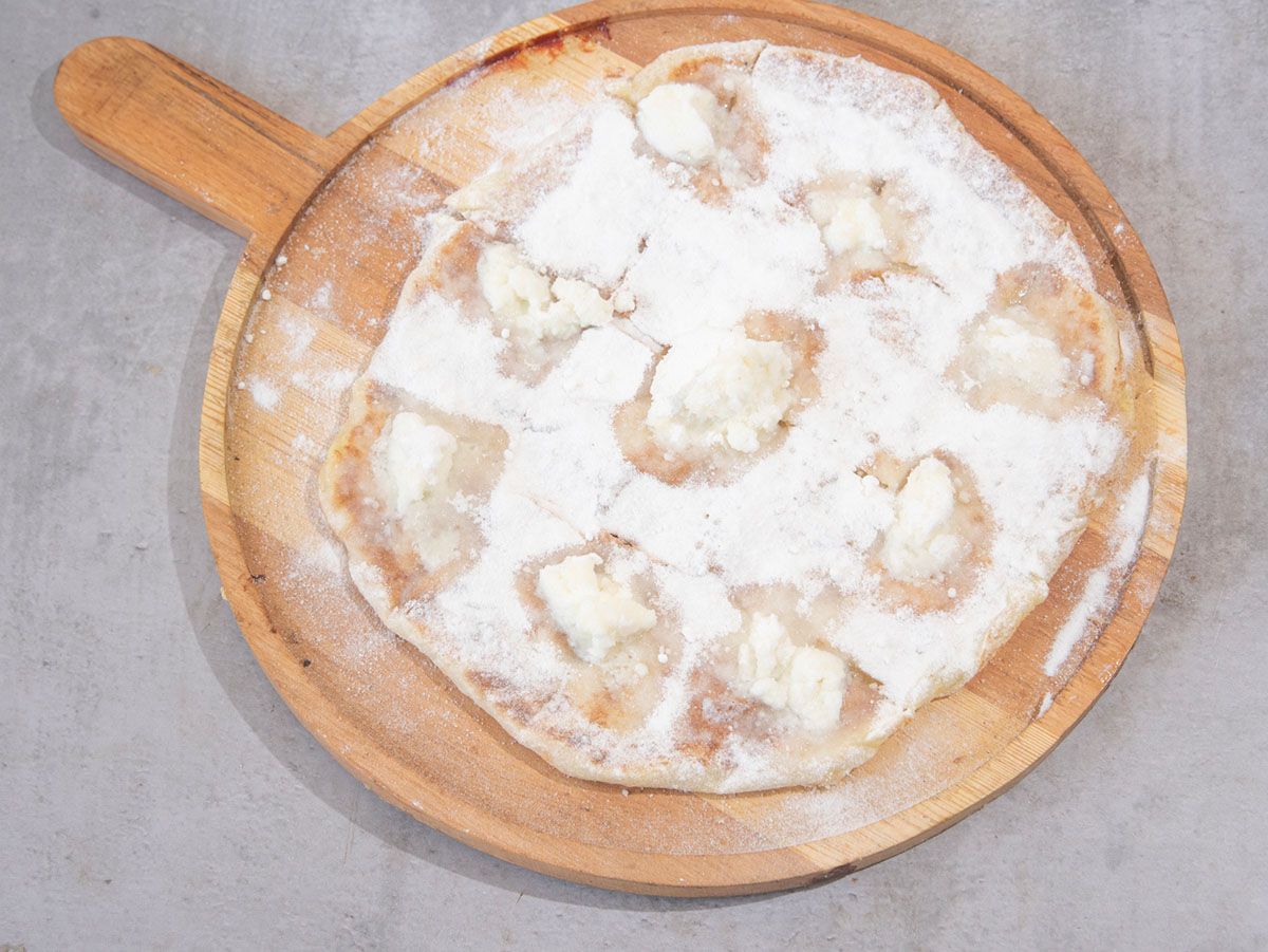 Qeshta pie with sugar