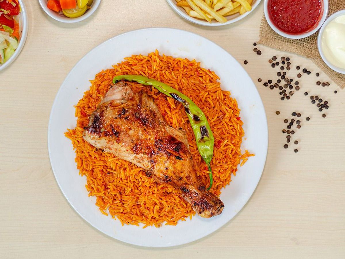 وجبة ربع دجاج مشوي مع أرز كبير