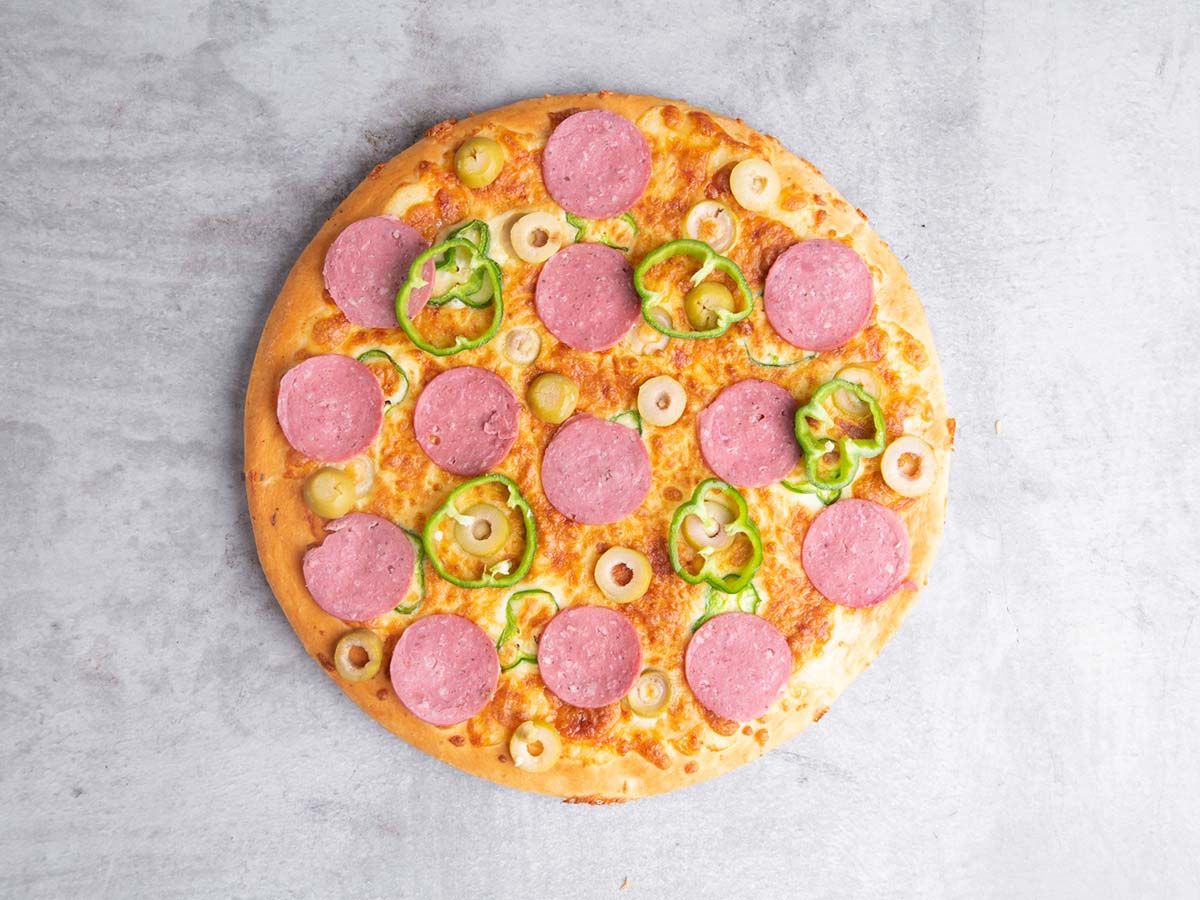 Salami pizza