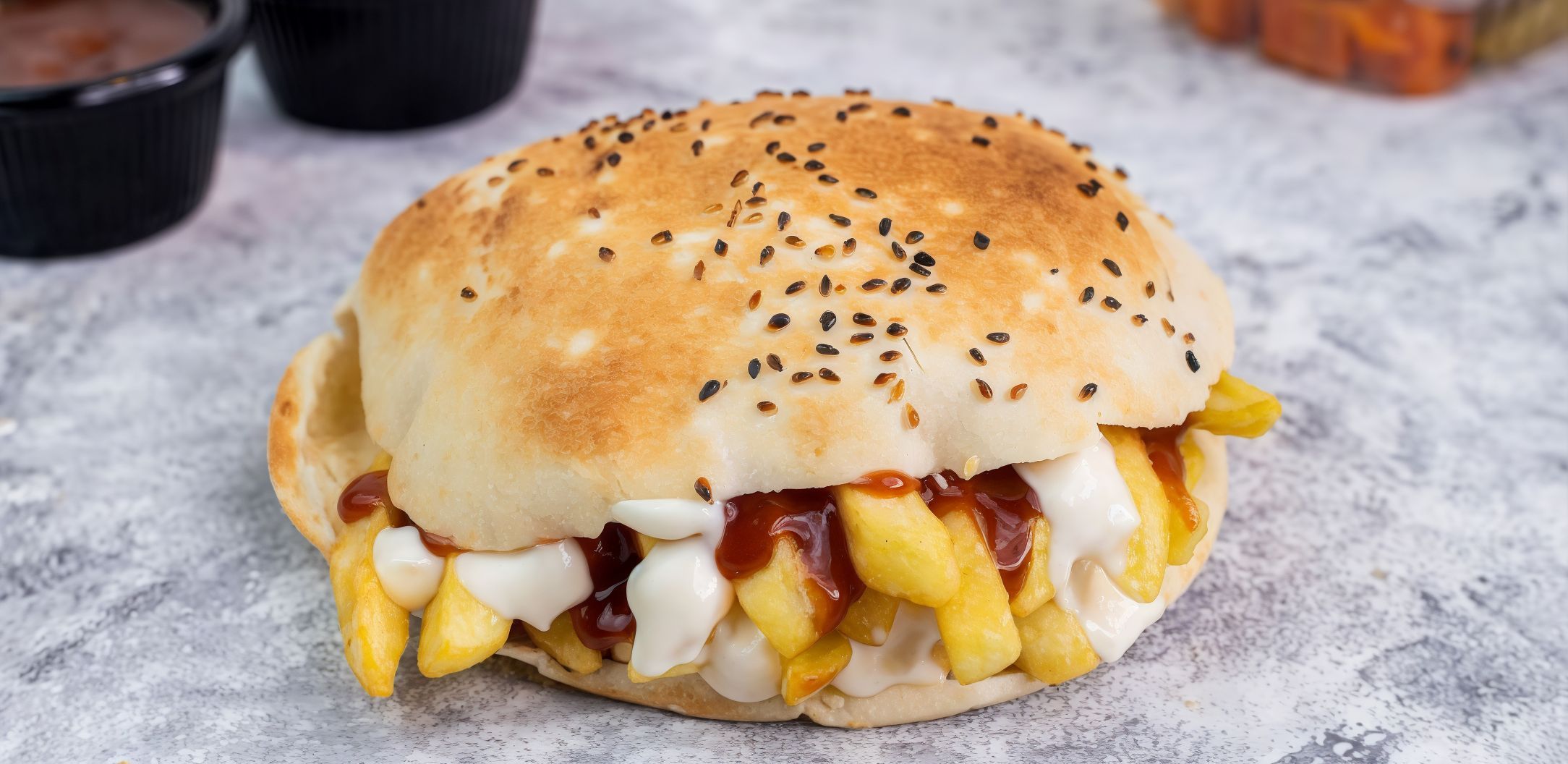French fries with ketchup and mayonnaise (French)