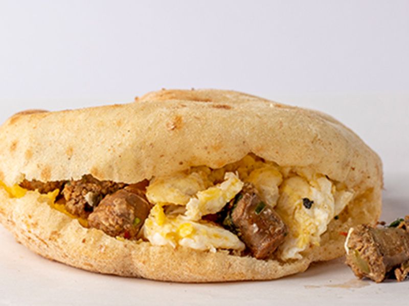 Foul sandwich with omelette eggs