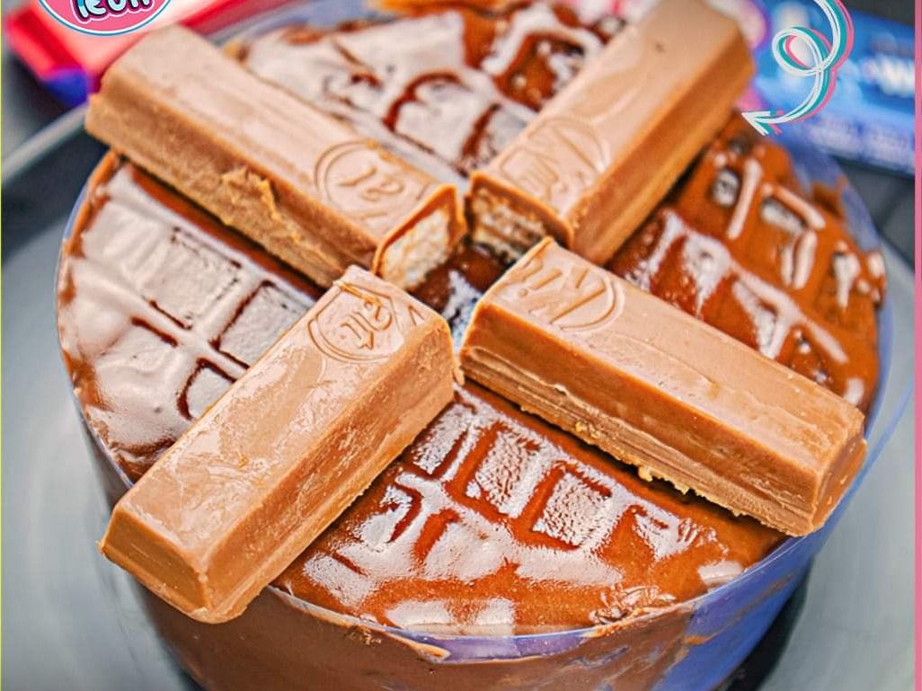 Mini Kit Kat Cake