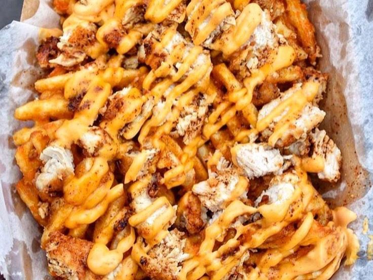 بطاطس محمرة وقطع بالدجاج الكرسبي