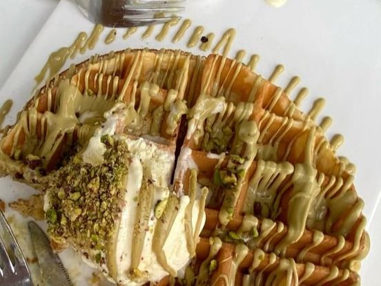 Waffle Pistachio And Kinder Sauce