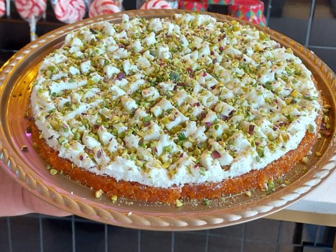 Ayesh Al Saraya With Cream And Pistachio Platter