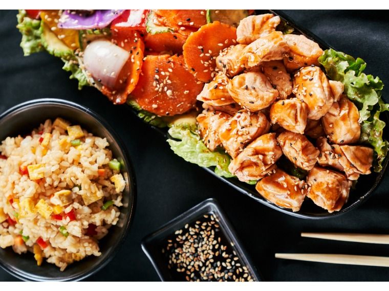 Chicken Teppanyaki Served With Grilled Vegetables And Rice