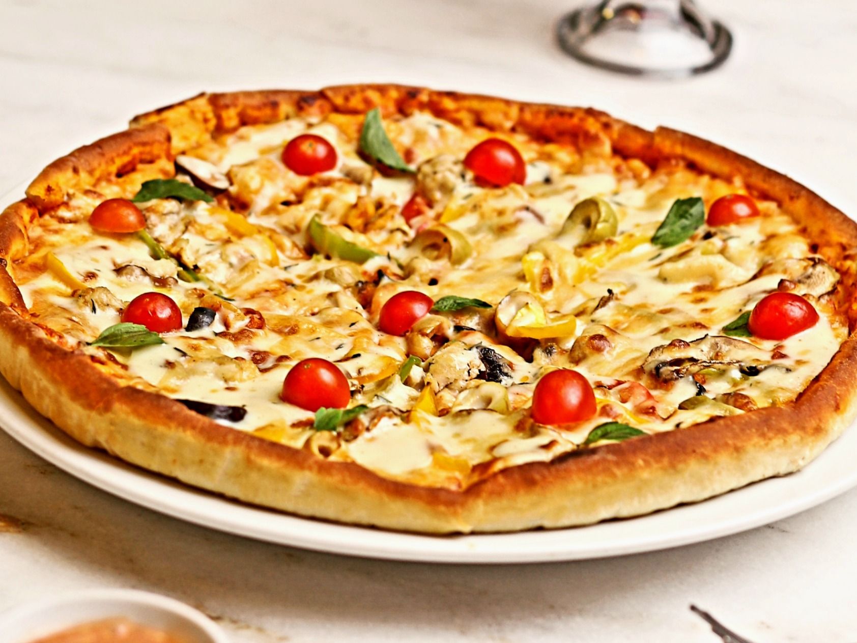 Pizza Chicken Alfredo Large