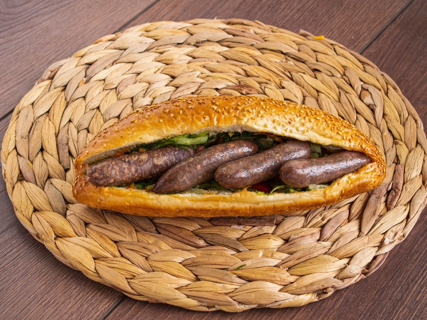 ساندوتش فرنسي سجق مشوى عالفحم