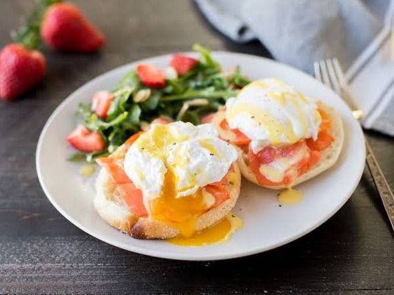 Smoked salmon benedict with hollandaise