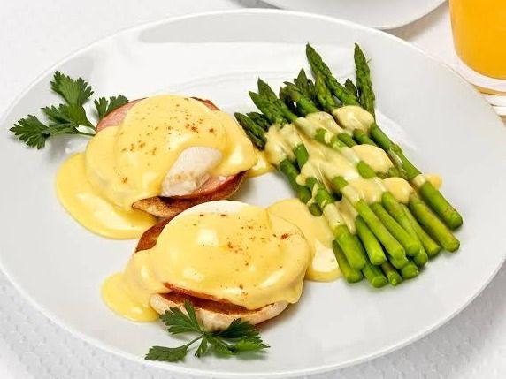 Smoked turkey Benedict with hollandaise