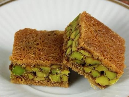 بلورية حمراء بالفستق اكسترا