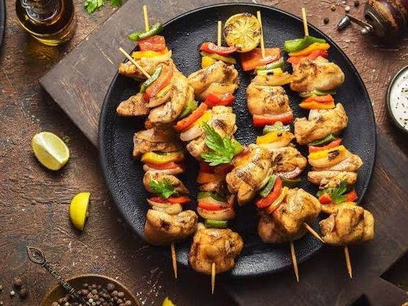 طبق دجاج شيش طاووق