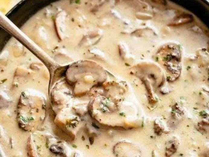Cream soup with chicken and mushrooms