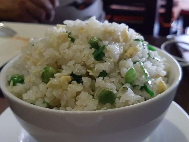 أرز محمر مع بيض