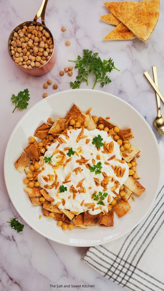 Hummus Fattah With Yogurt And Bread
