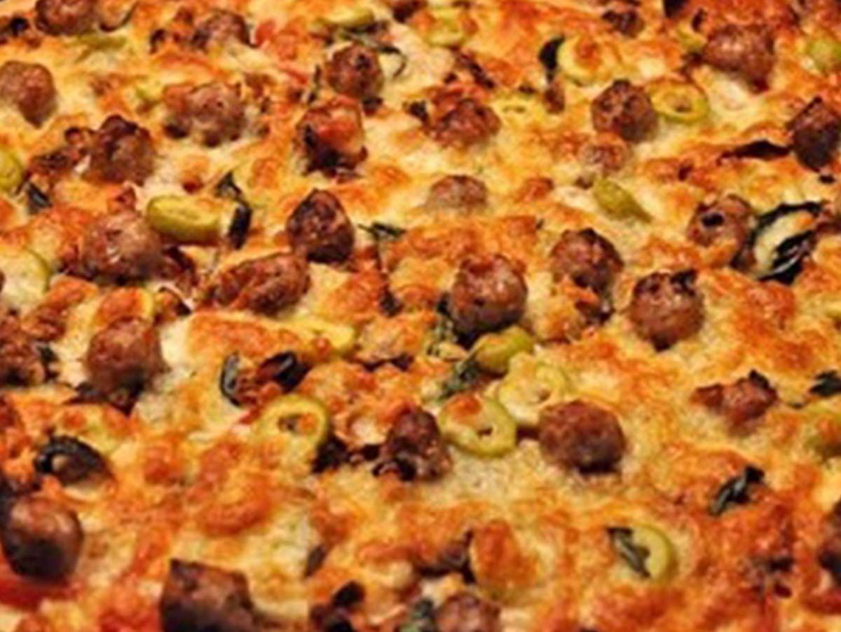 Alexandrian sausage pizza