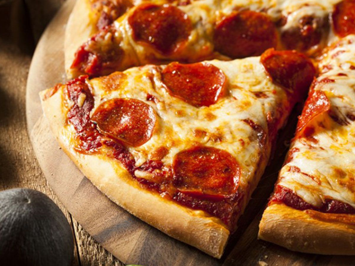 Salami pizza