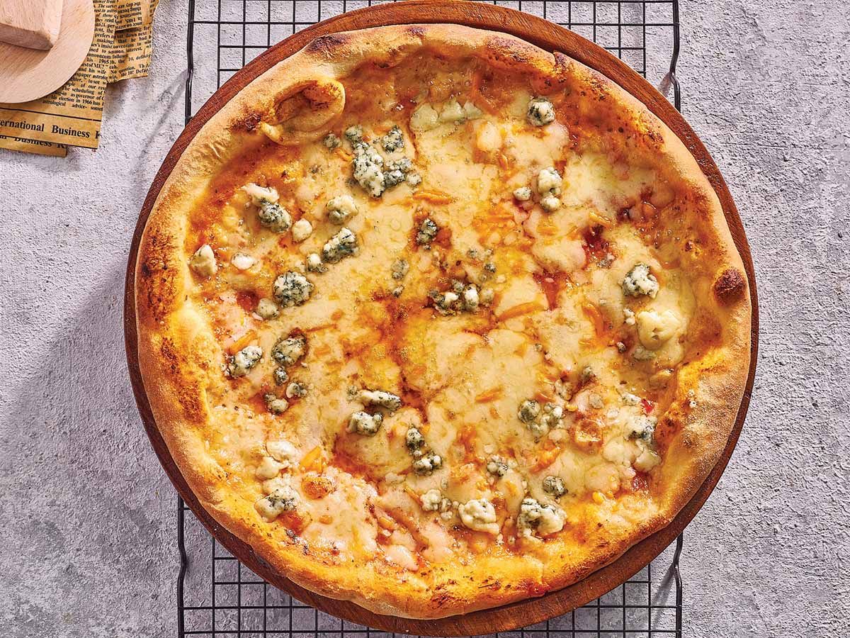Quattro formaggio pizza