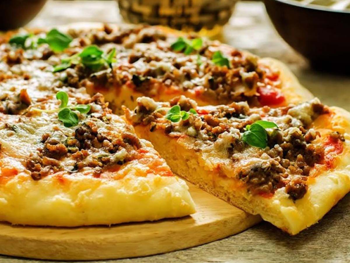 Minced meat pizza