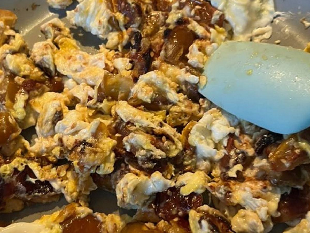 Ajwa With Eggs Sandwich