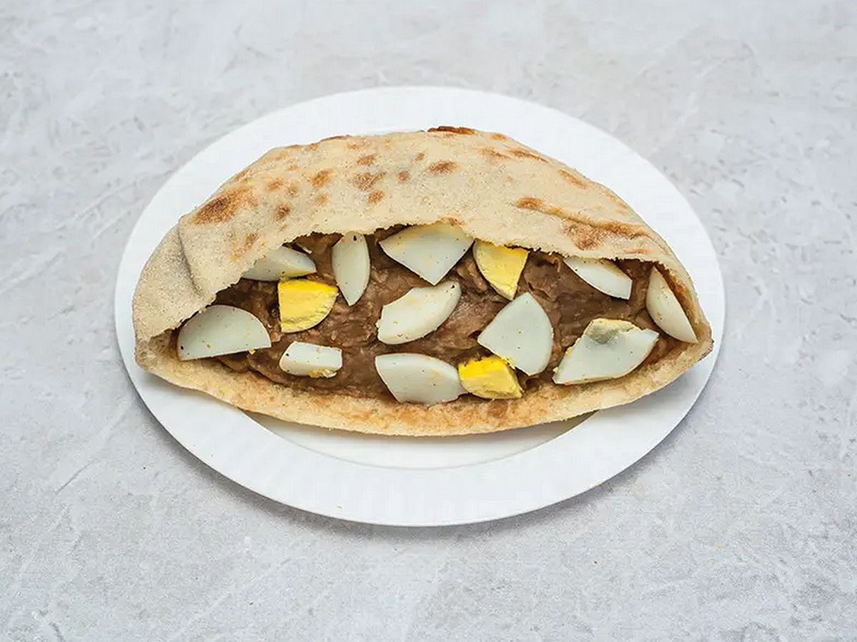Foul sandwich with eggs
