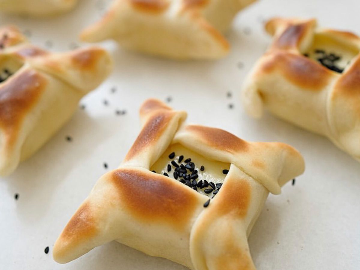 Halloumi Safiha with Nigella Seeds
