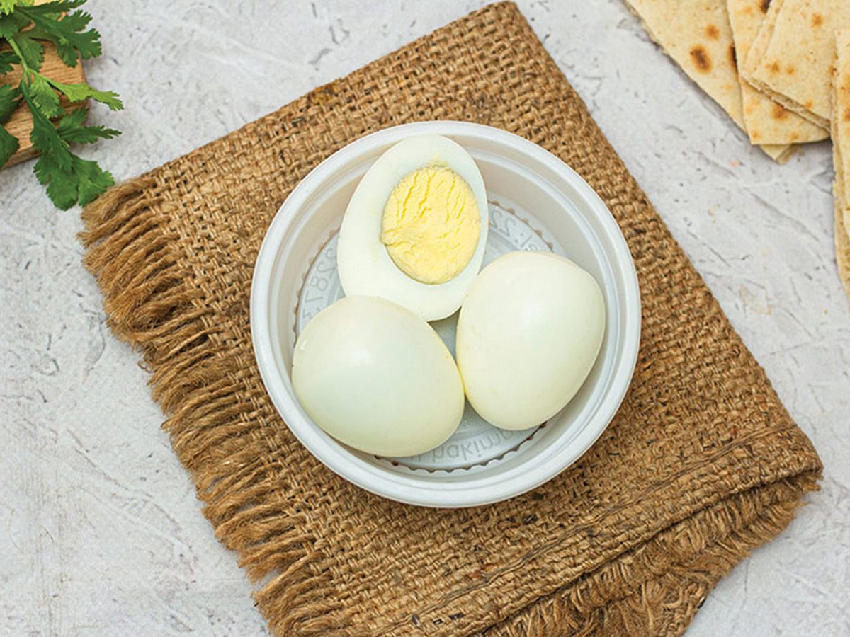 2 boileed eggs box