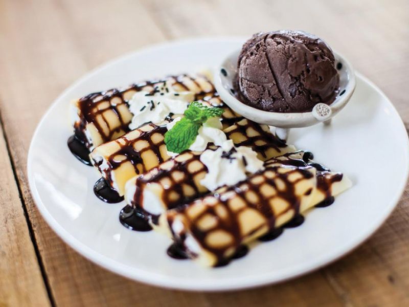 Mix White And Nutella Crepe